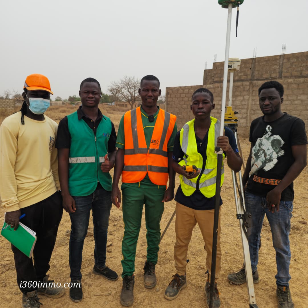 "L’équipe technique d’I360 Sarl effectuant le bornage et la délimitation précise d’un terrain pour sécuriser l’investissement d’un client."